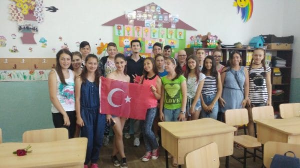 Romanya'da Dersten Sonra Türk Bayrağıyla